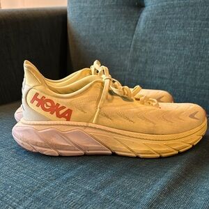 Hoka Arahi 6 running shoes